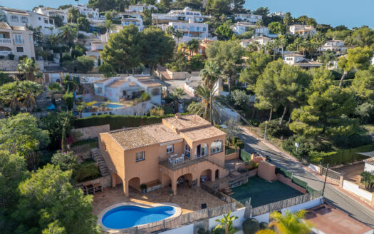 Villa mediterránea en venta cerca del mar.