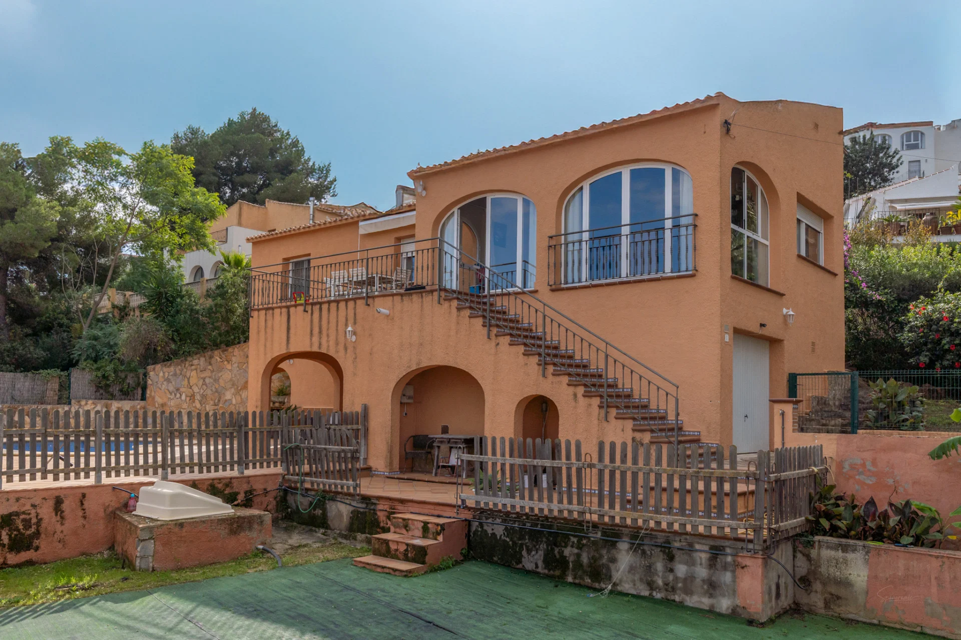 Villa mediterránea en venta cerca del mar.