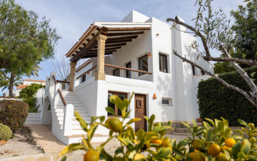 Villa Mediterránea Reformada en Jávea, a un Paso de la Playa del Arenal.