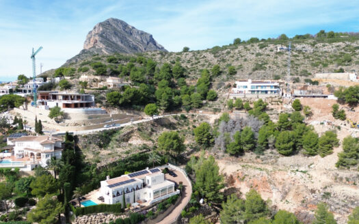 Parcela en venta en zona privilegiada con vistas al mar y a la bahía de Jávea.