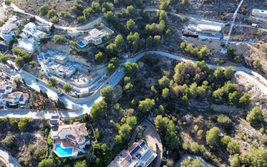 Parcela en venta en zona privilegiada con vistas al mar y a la bahía de Jávea.