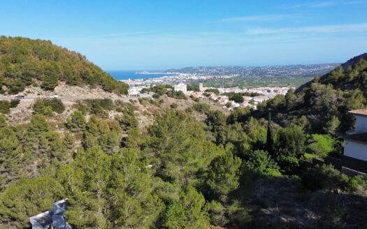 Parcela en venta en zona privilegiada con vistas al mar y a la bahía de Jávea.