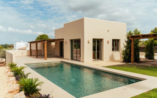 Villa ibicenca de lujo en venta en Jávea con piscina y jardín mediterráneo.