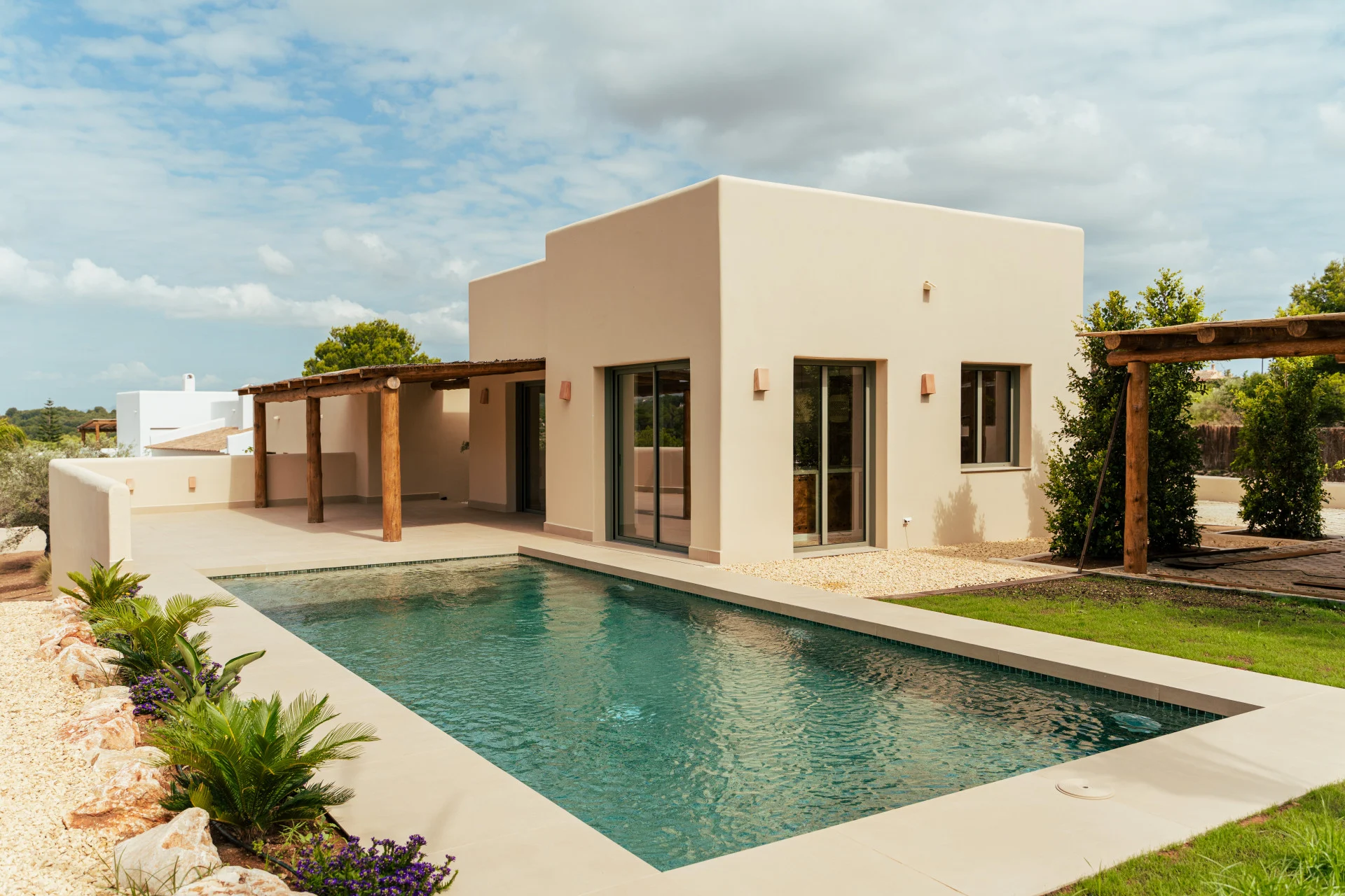 Villa ibicenca de lujo en venta en Jávea con piscina y jardín mediterráneo.