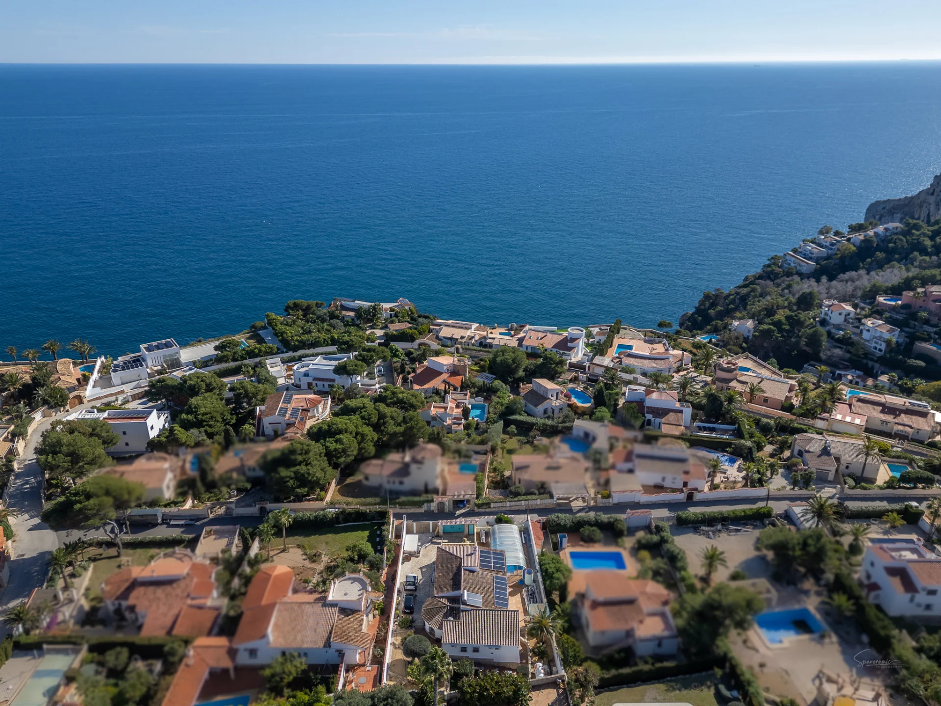 Exclusiva villa en venta con vistas panorámicas en balcon al mar.