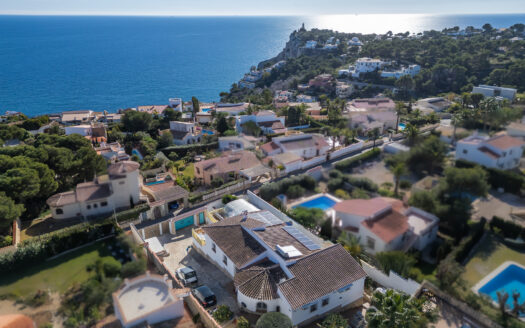 Exclusiva villa en venta con vistas panorámicas en balcon al mar.