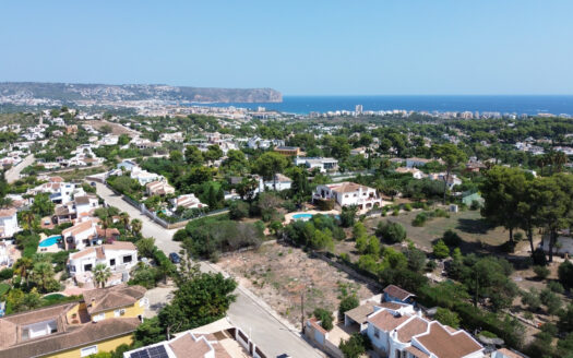 Parcela en venta en Jávea, zona de Pinomar, con proyecto aprobado y licencia.