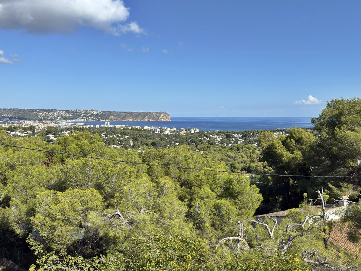 Villa en Costa Nova (Jávea) con vistas al mar, piscina y estudio independiente.
