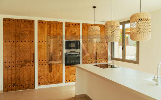 Villa ibicenca de lujo en venta en Jávea con piscina y jardín mediterráneo.