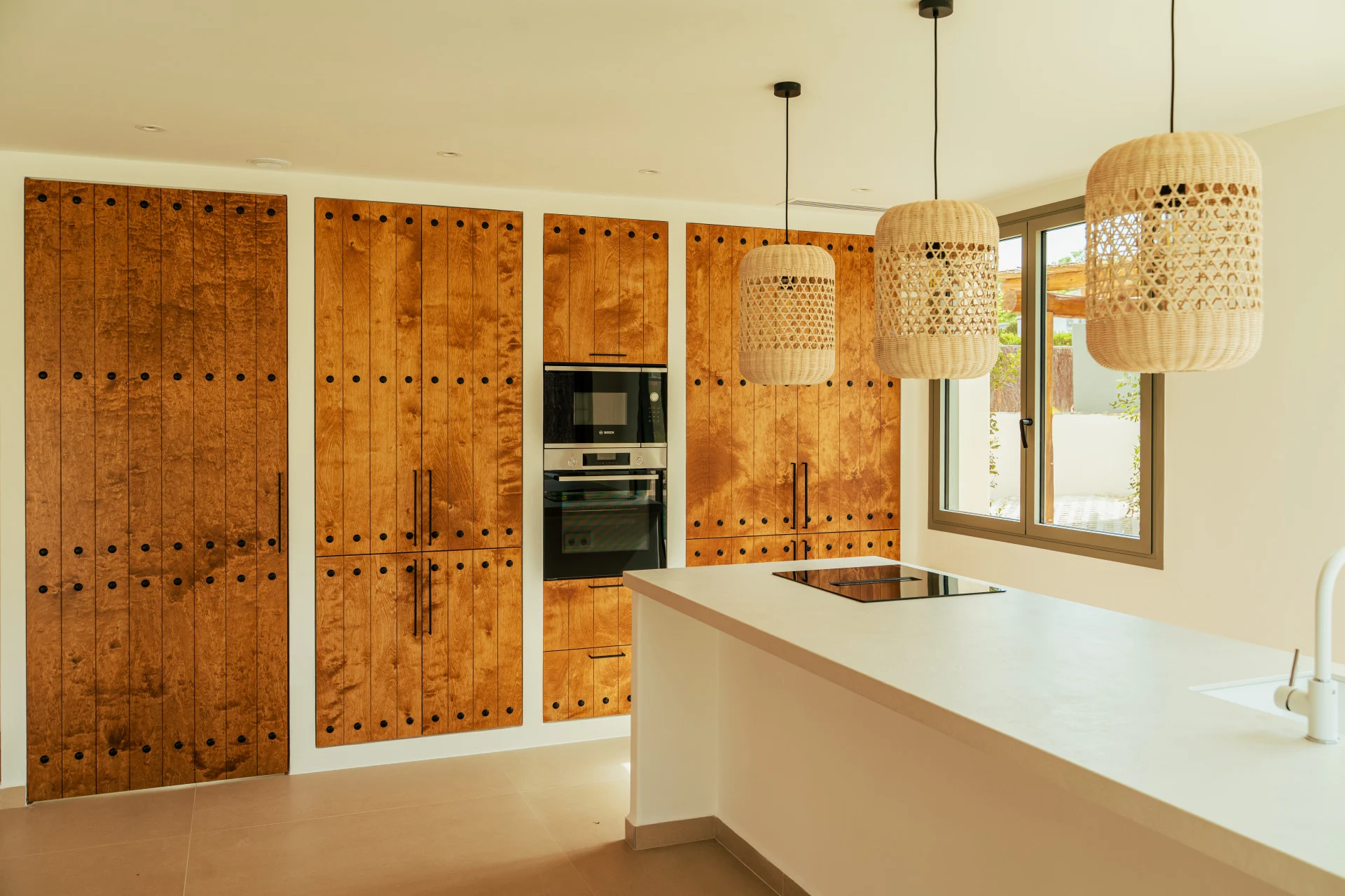 Villa ibicenca de lujo en venta en Jávea con piscina y jardín mediterráneo.
