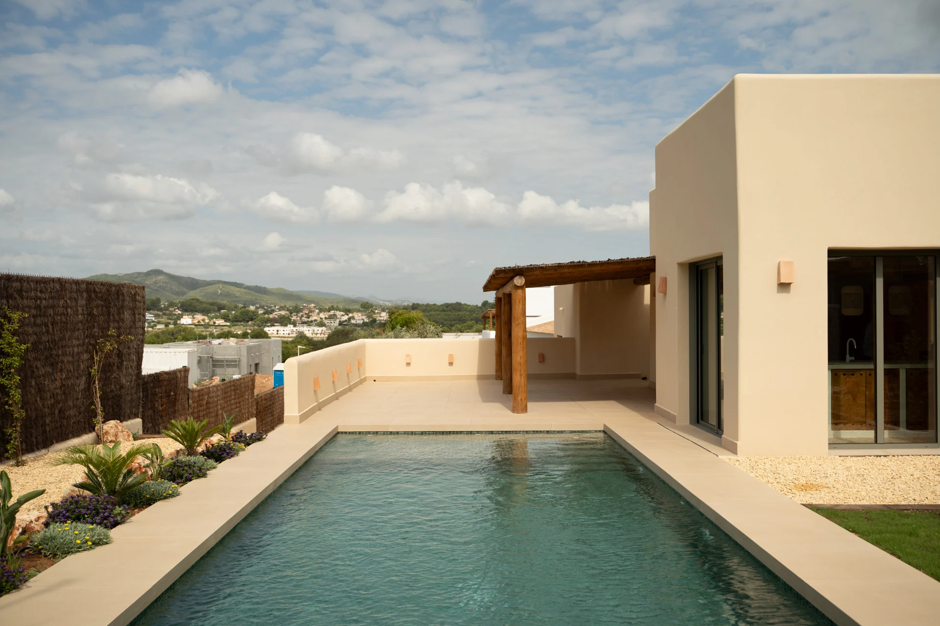 Villa ibicenca de lujo en venta en Jávea con piscina y jardín mediterráneo.