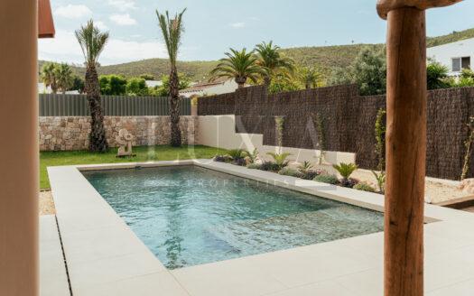 Villa ibicenca de lujo en venta en Jávea con piscina y jardín mediterráneo.