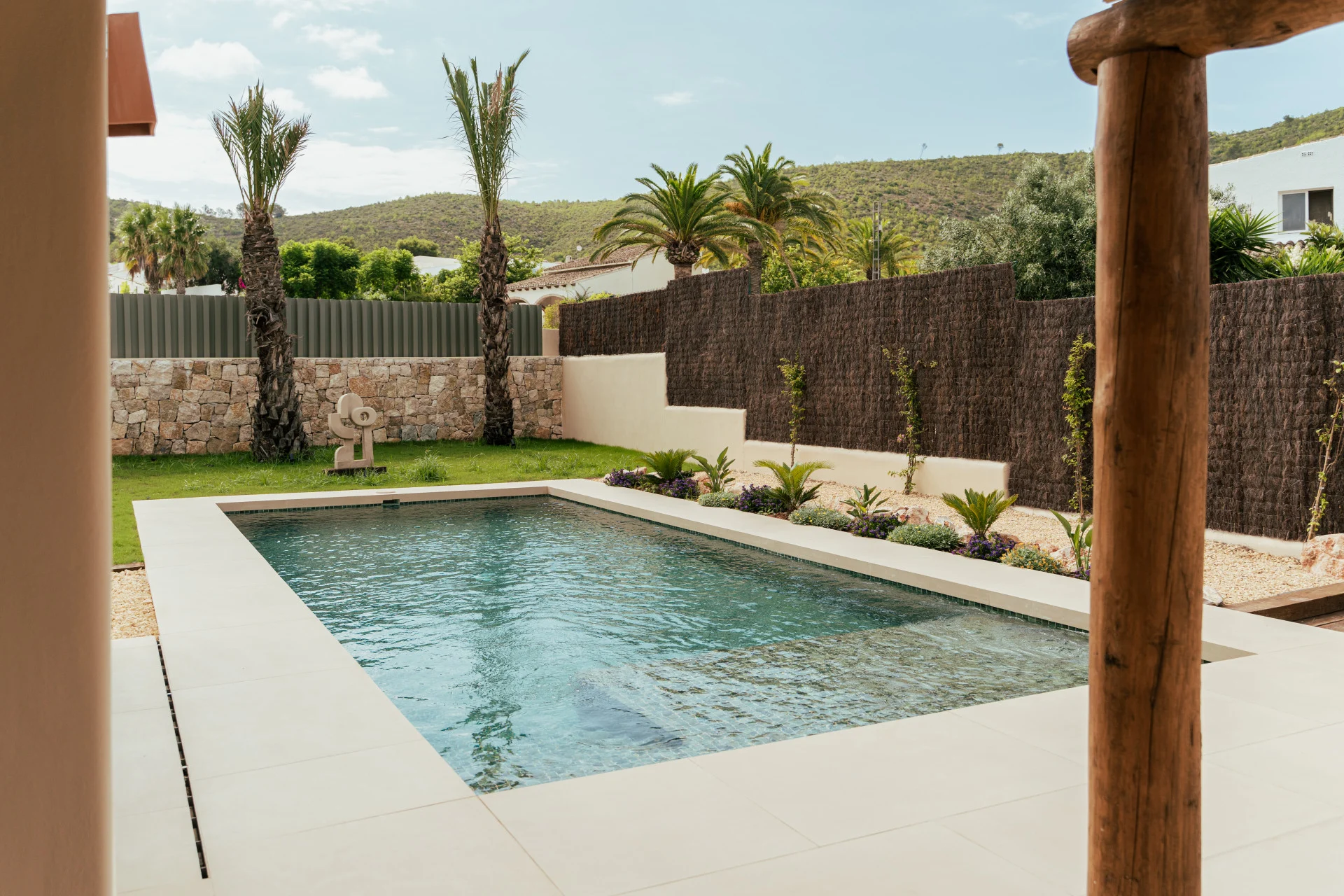 Villa ibicenca de lujo en venta en Jávea con piscina y jardín mediterráneo.