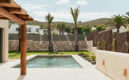 Villa ibicenca de lujo en venta en Jávea con piscina y jardín mediterráneo.