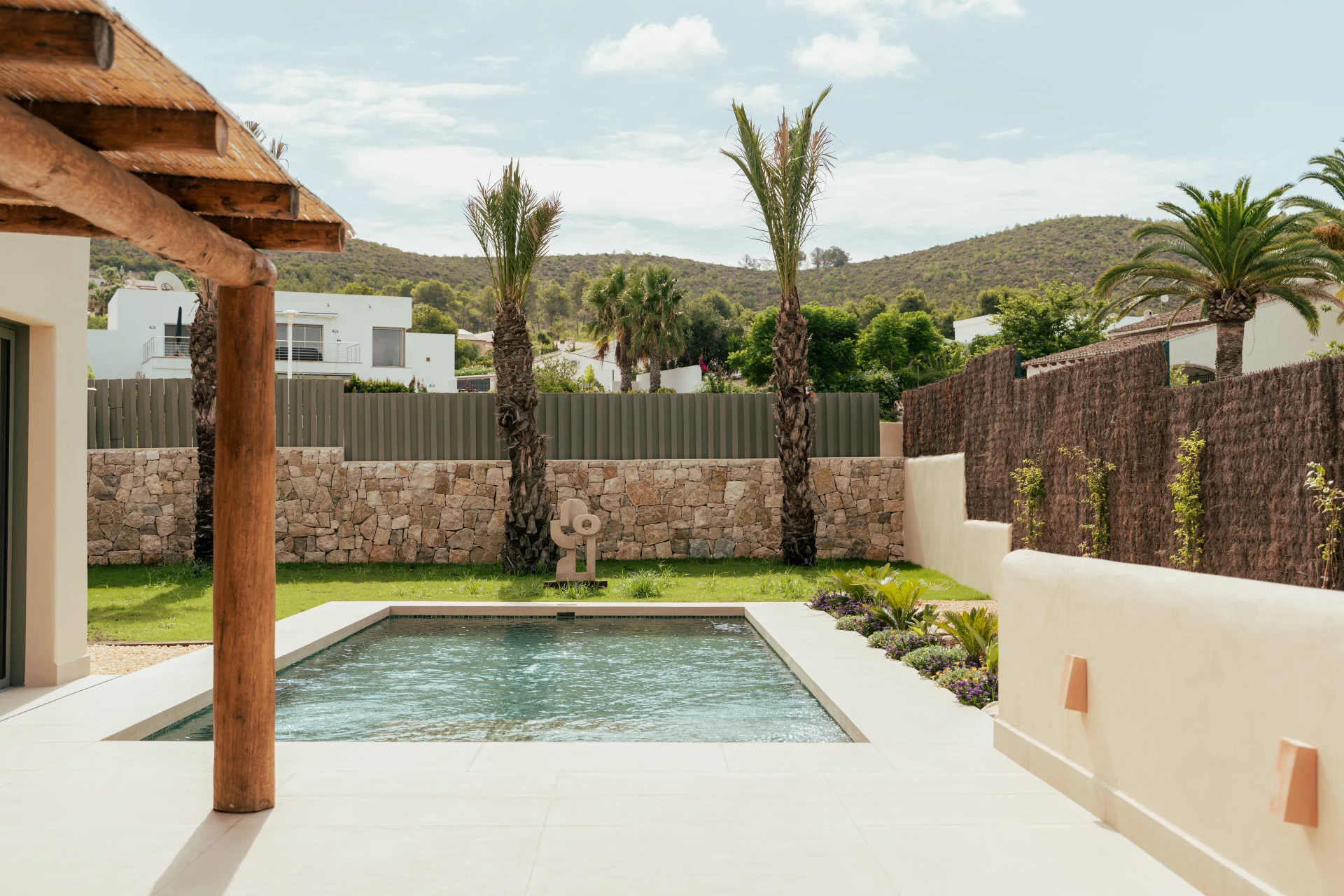 Villa ibicenca de lujo en venta en Jávea con piscina y jardín mediterráneo.