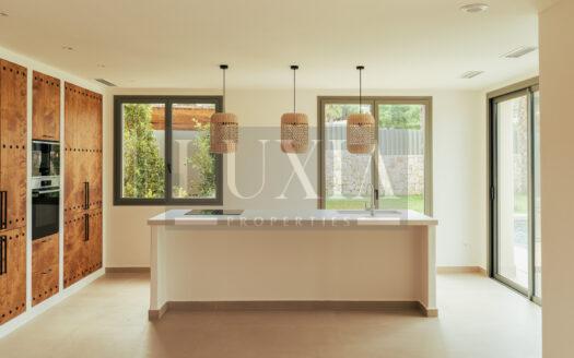 Villa ibicenca de lujo en venta en Jávea con piscina y jardín mediterráneo.