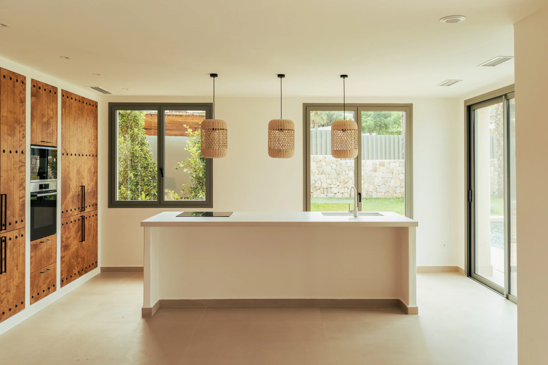 Villa ibicenca de lujo en venta en Jávea con piscina y jardín mediterráneo.