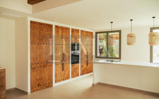 Villa ibicenca de lujo en venta en Jávea con piscina y jardín mediterráneo.