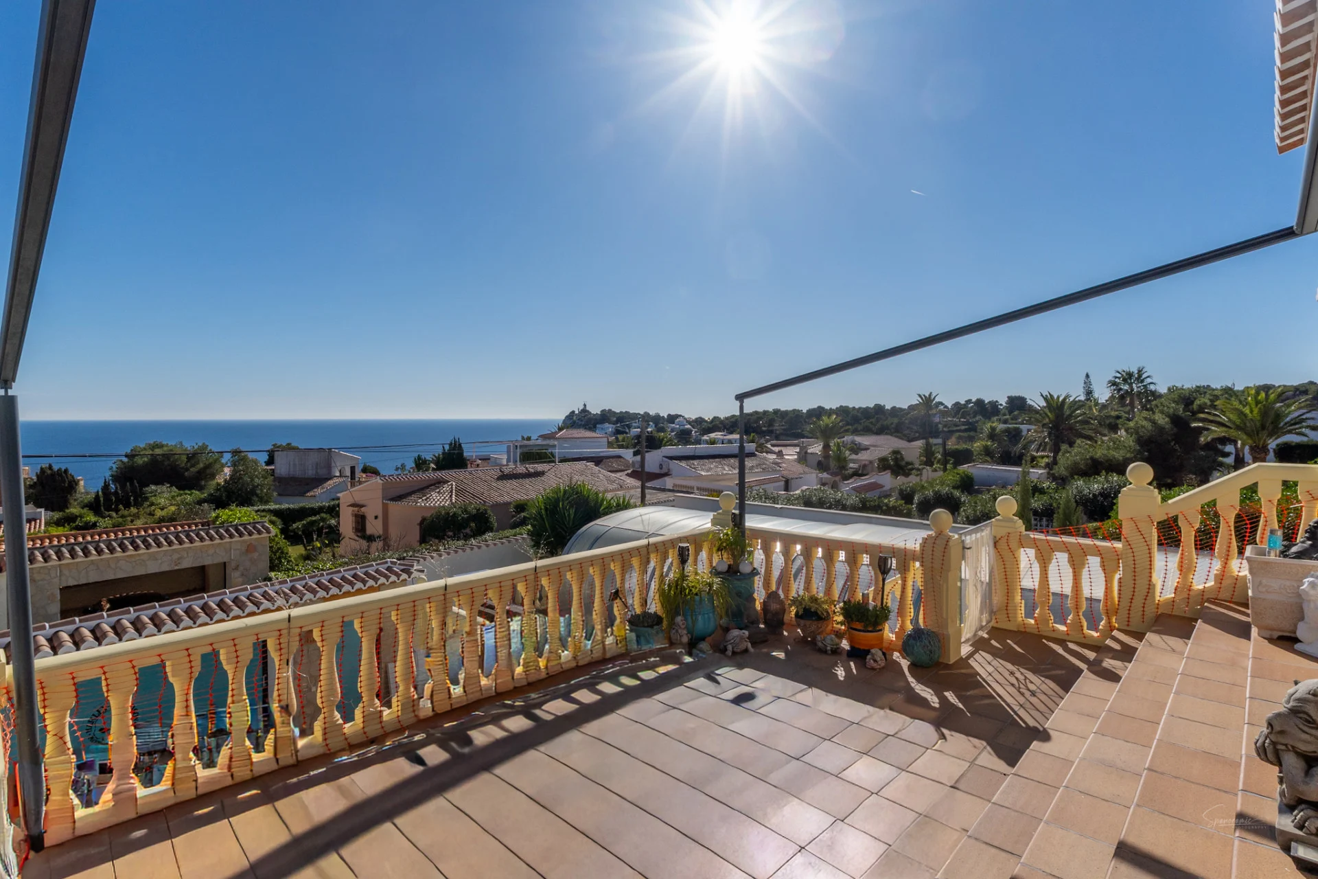 Exclusiva villa en venta con vistas panorámicas en balcon al mar.
