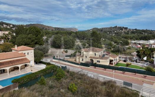 Villa de lujo estilo ibicenco con piscina infinita y vistas panorámicas en Jávea