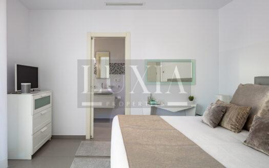 Villa de lujo en Jávea con vistas al mar, piscina infinita y spa privado.