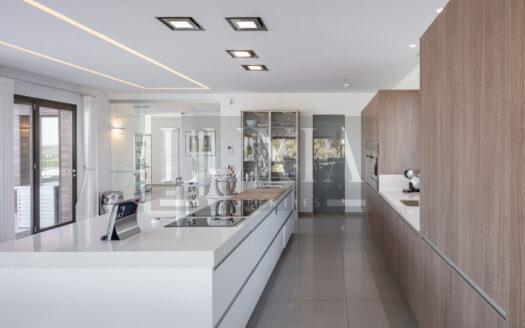Villa de lujo en Jávea con vistas al mar, piscina infinita y spa privado.