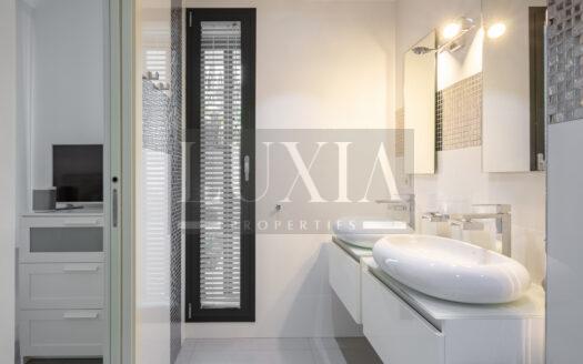 Villa de lujo en Jávea con vistas al mar, piscina infinita y spa privado.