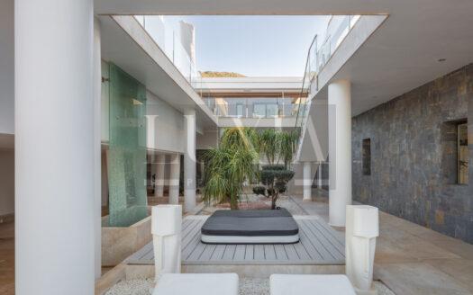 Villa de lujo en Jávea con vistas al mar, piscina infinita y spa privado.