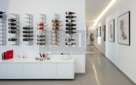 Villa de lujo en Jávea con vistas al mar, piscina infinita y spa privado.