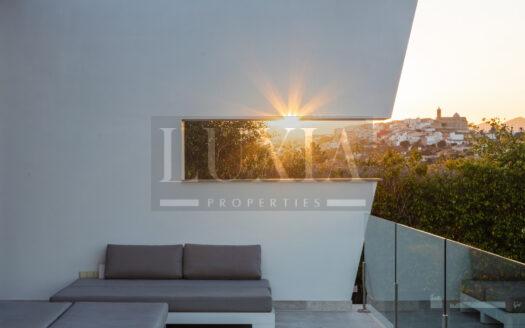 Villa de lujo en Jávea con vistas al mar, piscina infinita y spa privado.