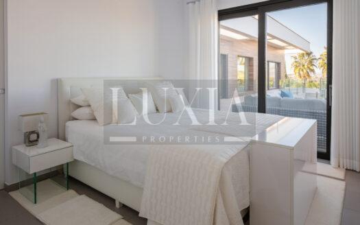 Villa de lujo en Jávea con vistas al mar, piscina infinita y spa privado.