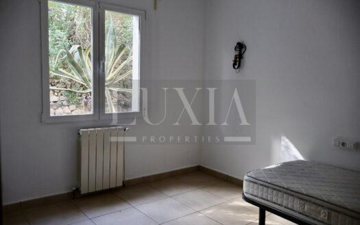 Villa con vistas panorámicas al mar y al Montgó en parcela de 2.500 m²