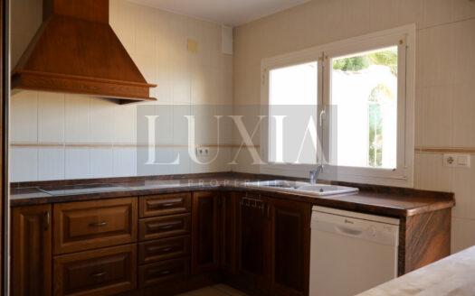 Villa con vistas panorámicas al mar y al Montgó en parcela de 2.500 m²