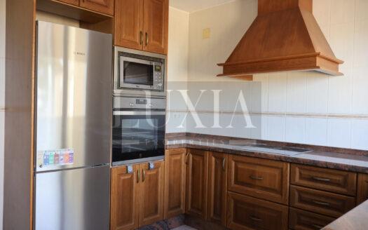 Villa con vistas panorámicas al mar y al Montgó en parcela de 2.500 m²