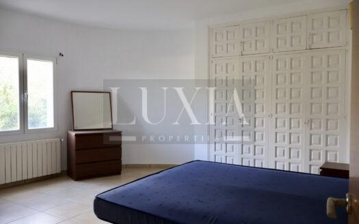 Villa con vistas panorámicas al mar y al Montgó en parcela de 2.500 m²