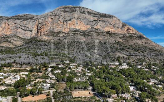 Parcela exclusiva de 1.550 m² en el Montgó con espectaculares vistas a la montaña.