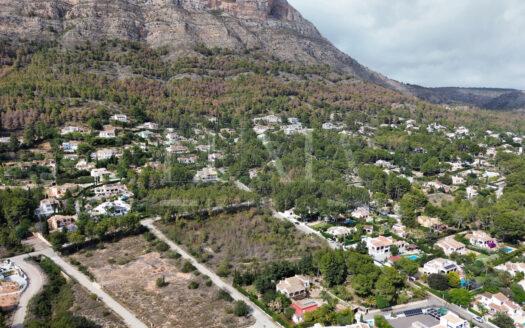 Parcela exclusiva de 2.000 m² en el Montgó con acceso excelente y vistas panorámicas.