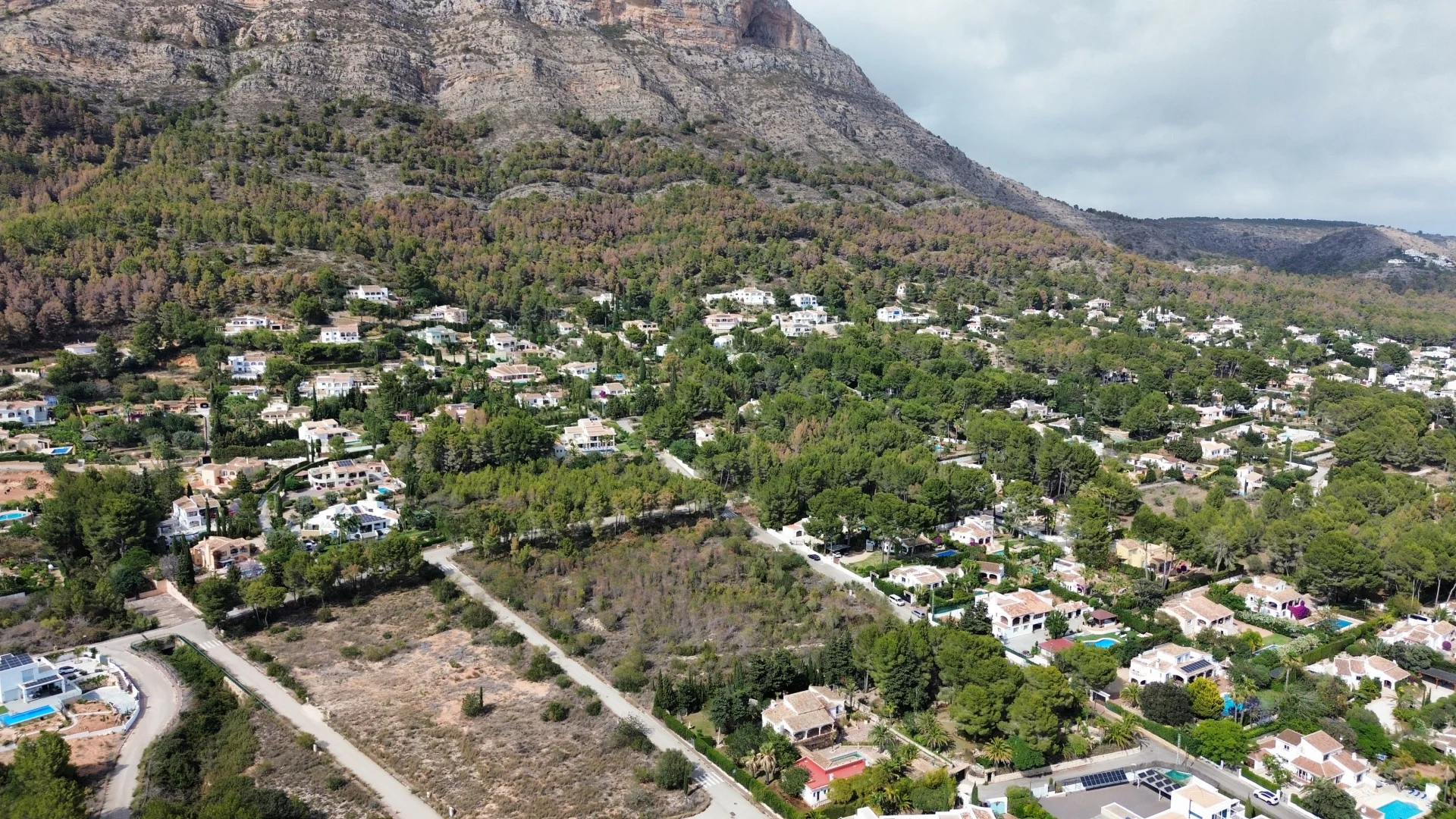 Parcela exclusiva de 2.000 m² en el Montgó con acceso excelente y vistas panorámicas.