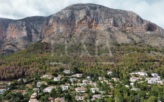Parcela exclusiva de 2.000 m² en el Montgó con acceso excelente y vistas panorámicas.