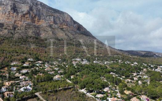 Parcela exclusiva de 2.000 m² en el Montgó con acceso excelente y vistas panorámicas.