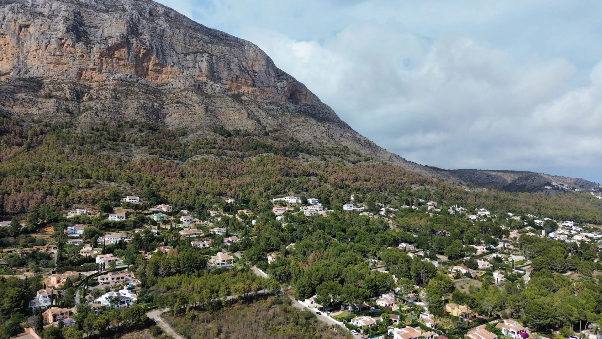 Parcela exclusiva de 2.000 m² en el Montgó con acceso excelente y vistas panorámicas.