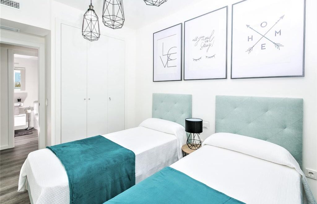 Habitación moderna con camas individuales.