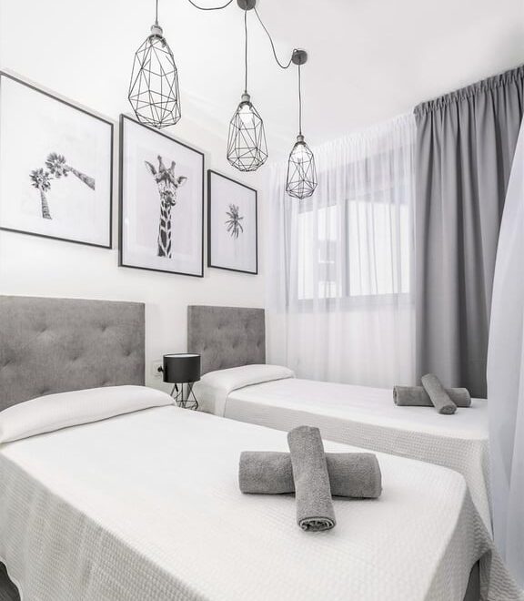 Habitación moderna con camas y decoración