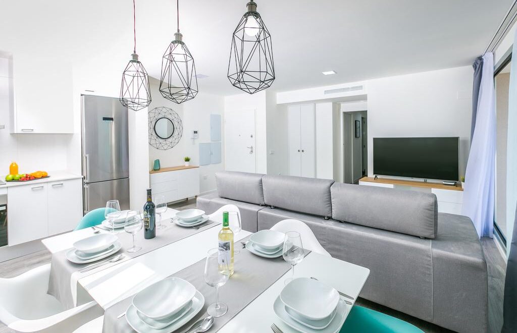 Sala moderna con cocina y comedor