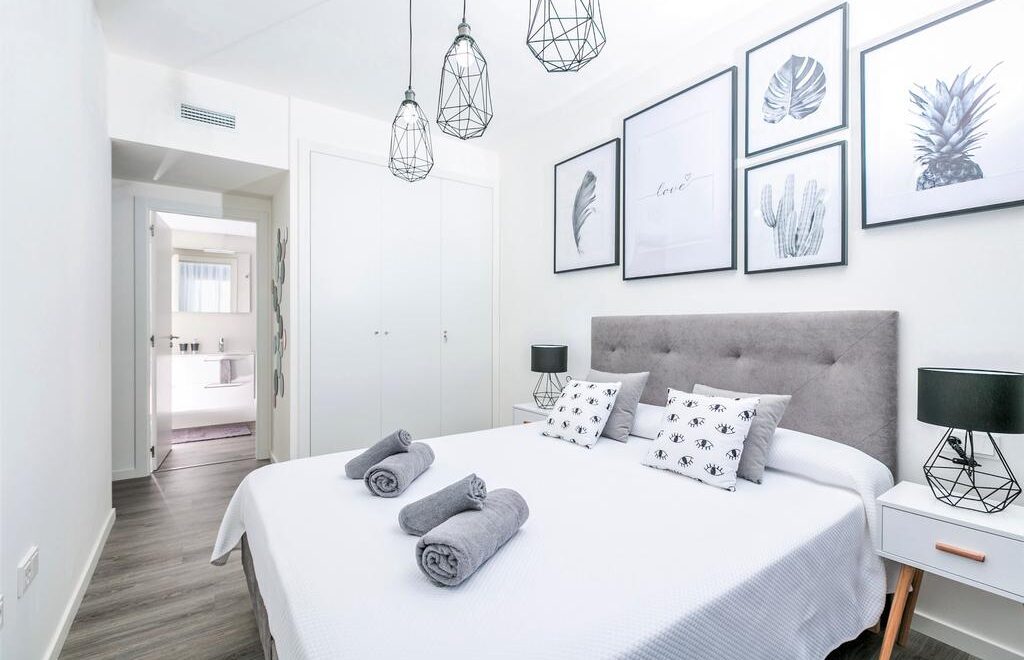 Habitación moderna con decoración minimalista.