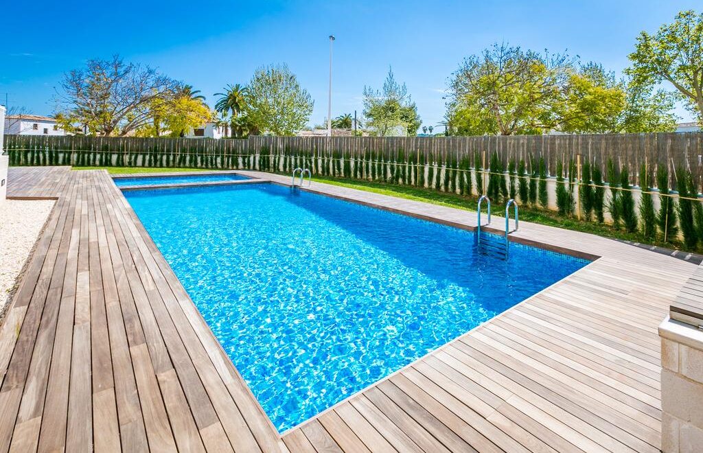 Piscina azul rodeada de naturaleza.