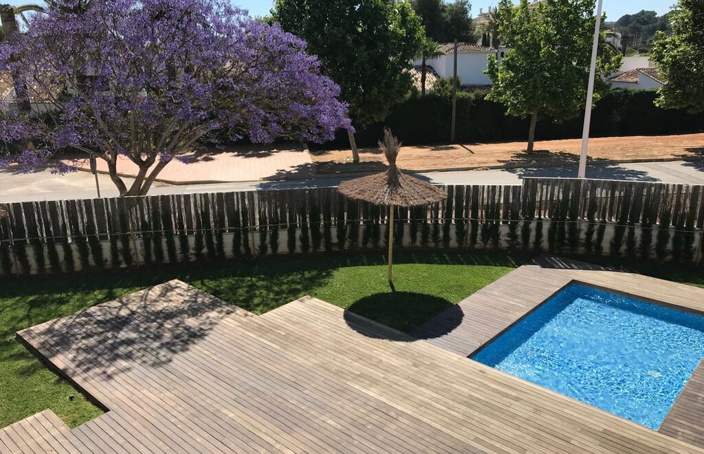 Piscina azul rodeada de naturaleza.