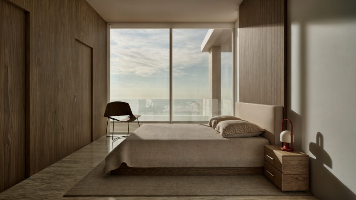 Habitación moderna con vista al mar