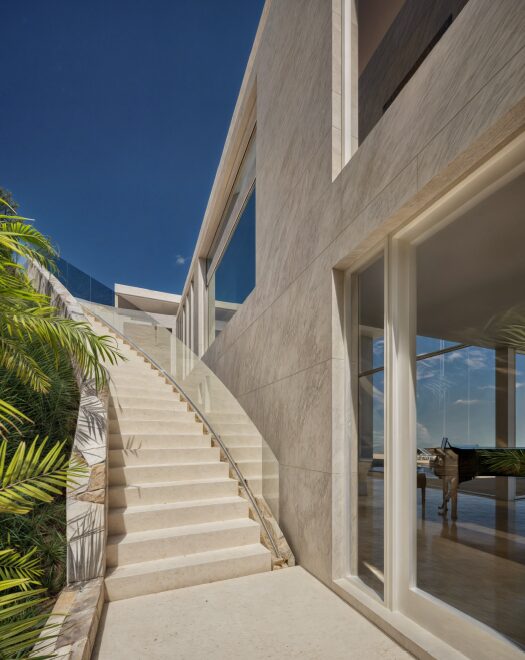 Escalera moderna junto a la casa.