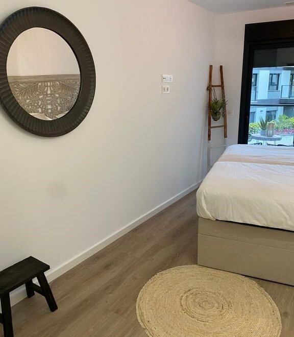 Habitación moderna con decoración minimalista